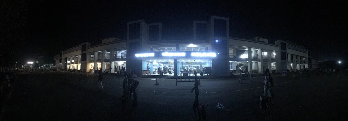 Der Bahnhof von Kolkata bei Nacht