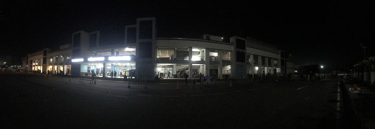 Der Bahnhof von Kolkata bei Nacht