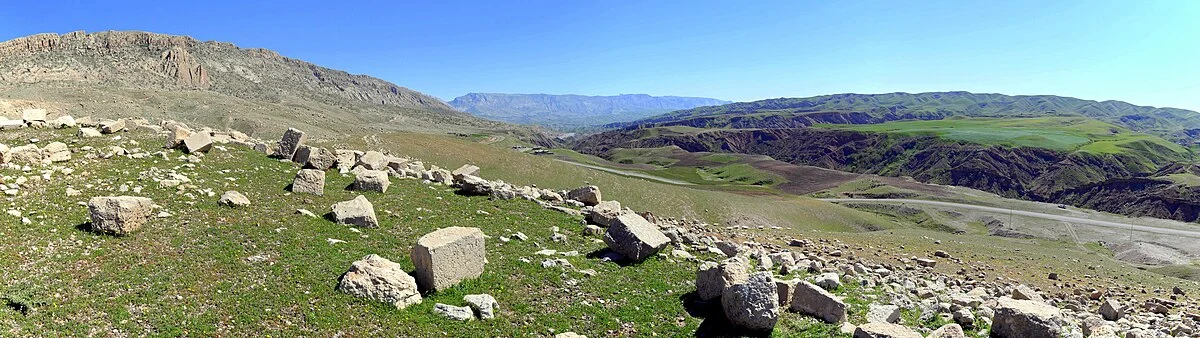 Ruinen des sassanidischen Turms von Paikuli über dem Paikuli-Pass