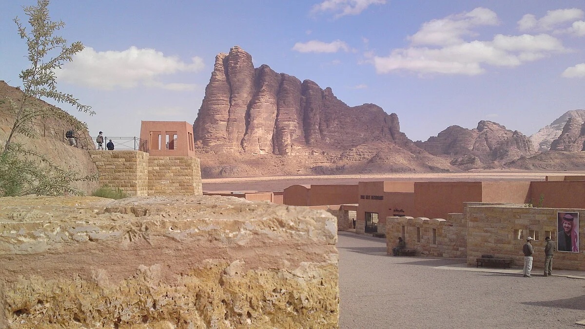 Eingang zum Wadi Rum mit den „Sieben Säulen der Weisheit“