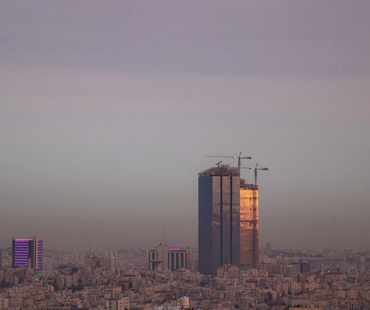 Hochhäuser in Amman bei bewölktem Himmel