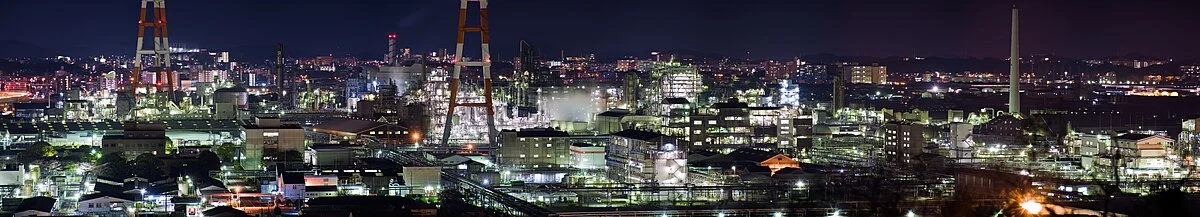 Industrieanlagen in der Präfektur Wakayama bei Nacht