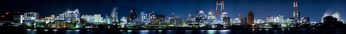 Industrieanlagen in der Präfektur Wakayama bei Nacht