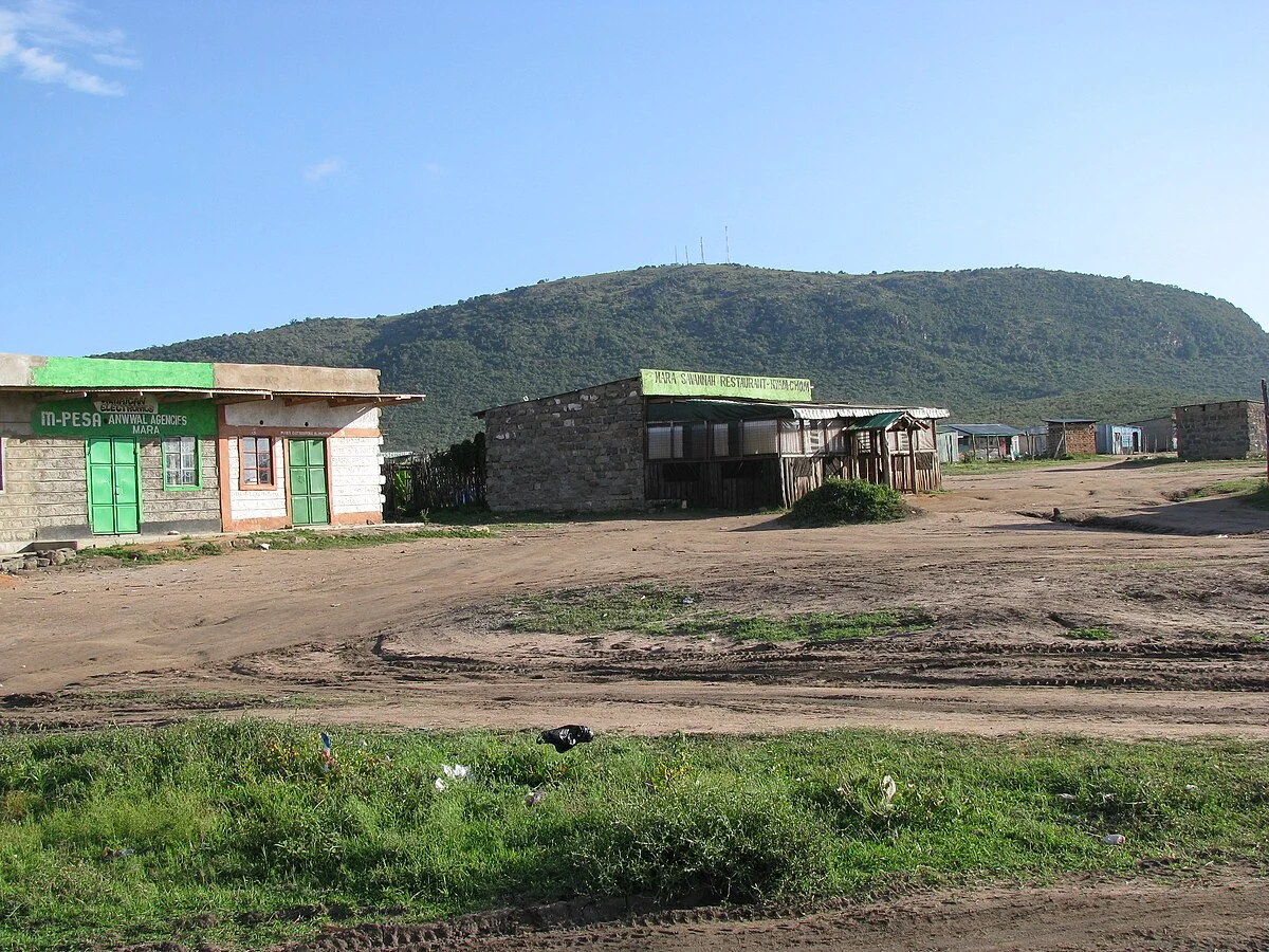 Massai-Markt vor einem traditionellen Dorf