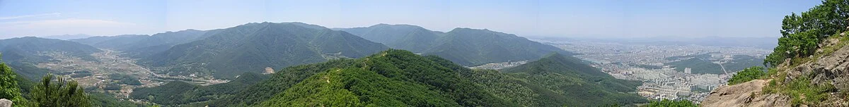Sicht über die Stadt Daegu mit dem Jisan-dong und dem Beommul-dong im Vordergrund und die landliche Umgebung hinter der Umgebung des…