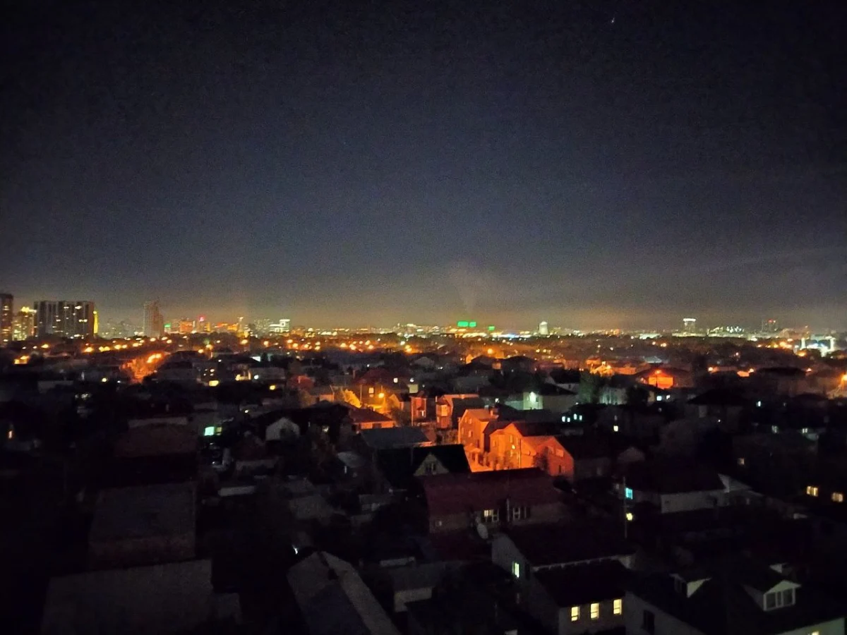 Das Wohnviertel Tschubary in Astana bei Nacht