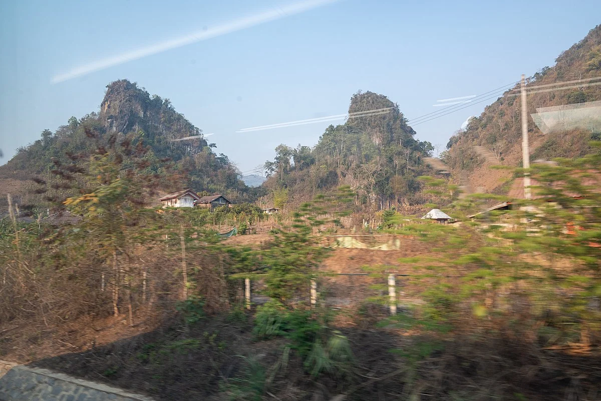 Blick aus dem Fenster der Bahnstrecke Laos–China