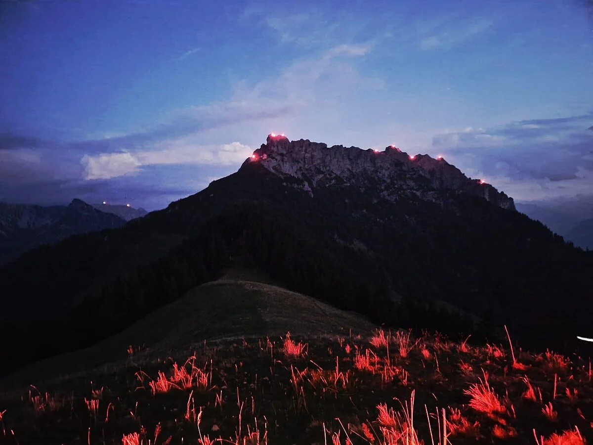 Blick vom Saroja-Gipfel zu den Höhenfeuern bei den Drei Schwestern am Fürstenfest