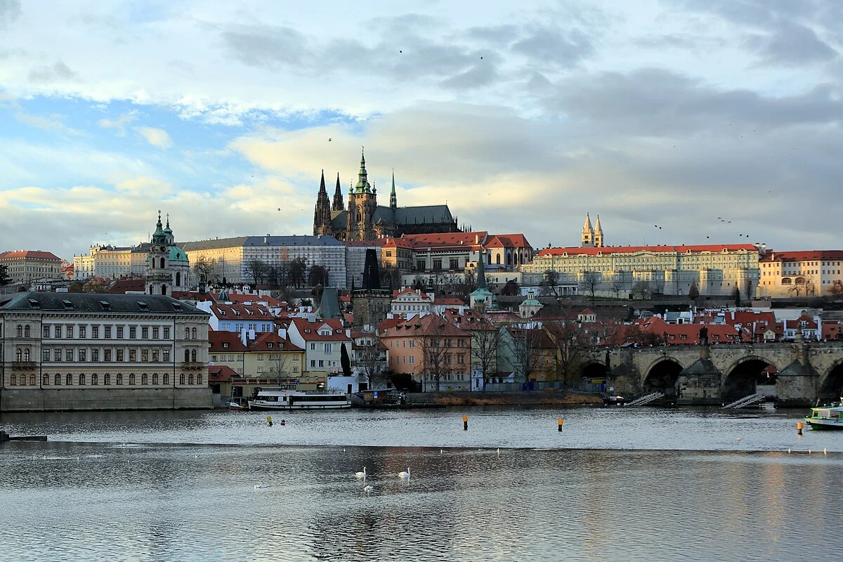 Eine der klassischen Postkartenansichten vom Franzensquai auf der Altstadtseite über die Moldau mit Kleinseite, Karlsbrücke und der Prager…