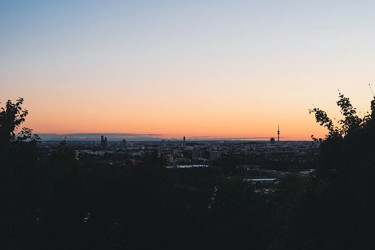 Aussicht vom Fröttmaninger Berg nach Sonnenuntergang mit Alpensicht.