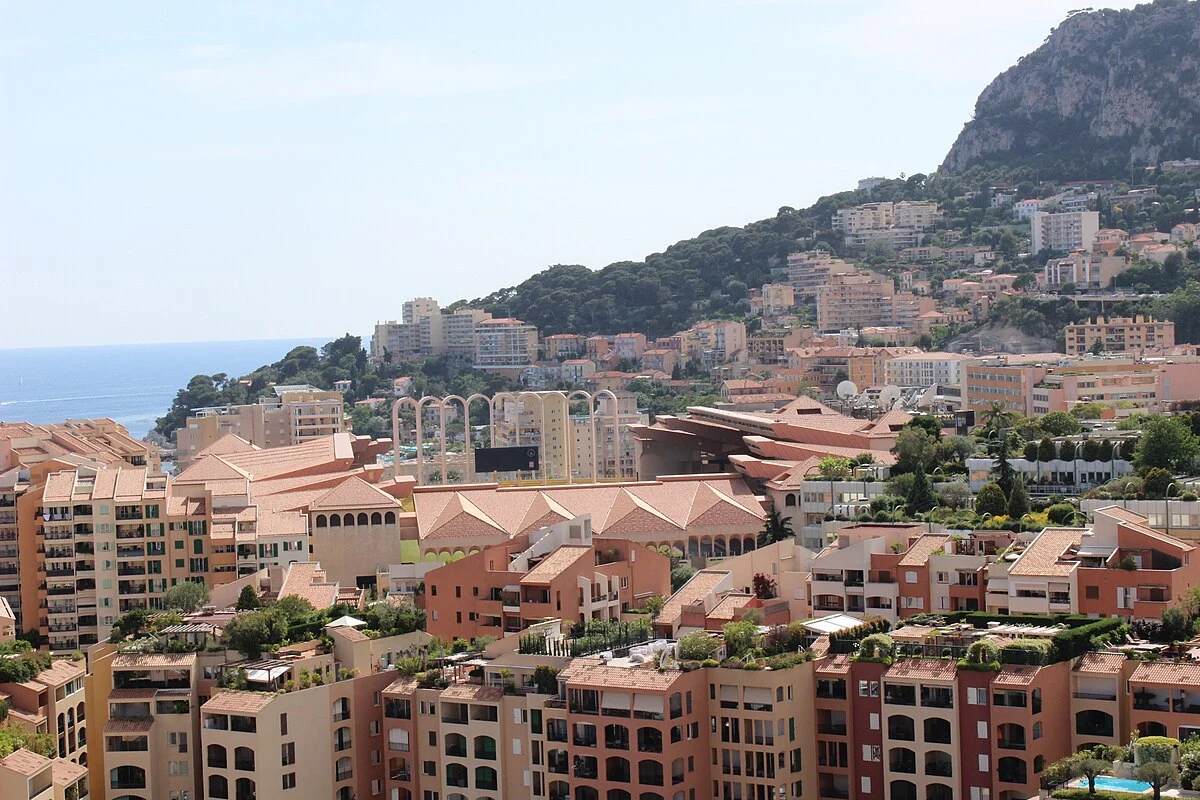 Blick auf Monaco vom Felsen