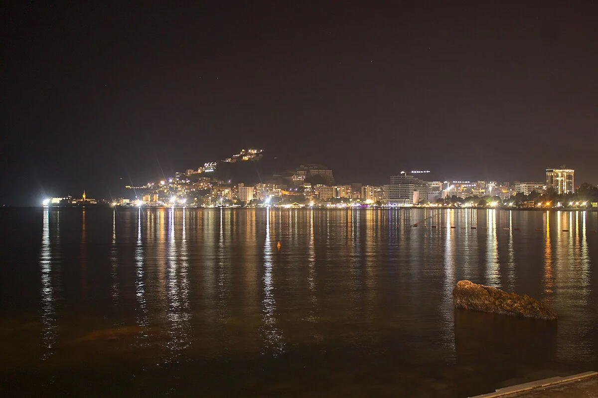 Budva, gesehen von der Bucht Guvance