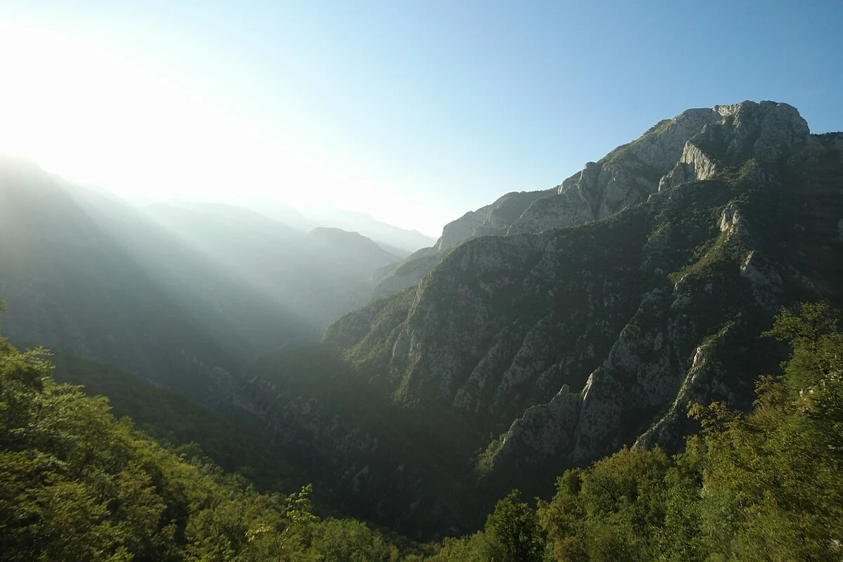 Die Morača-Schlucht von der Bahnstrecke Belgrad–Bar