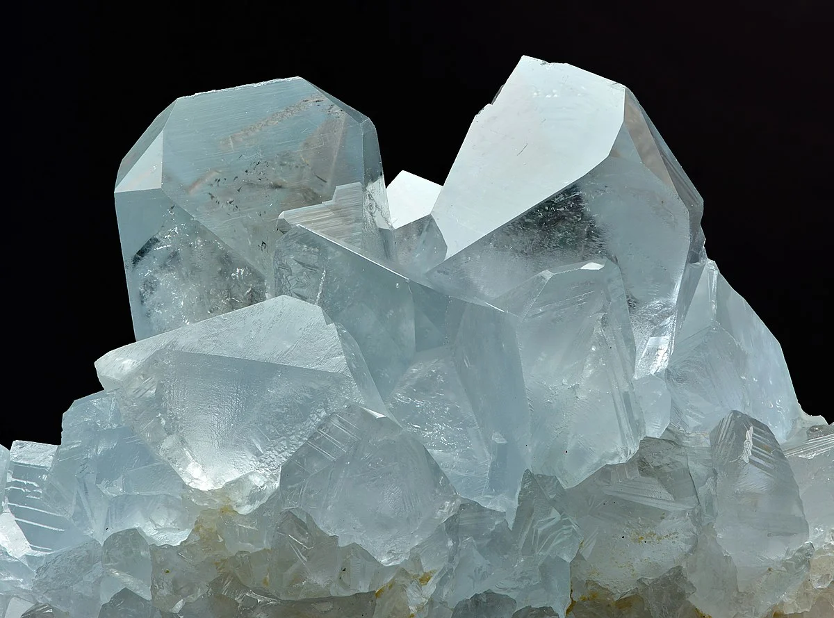 Celestinkristalle (Sichtfeld 3,5 × 2,6 cm).