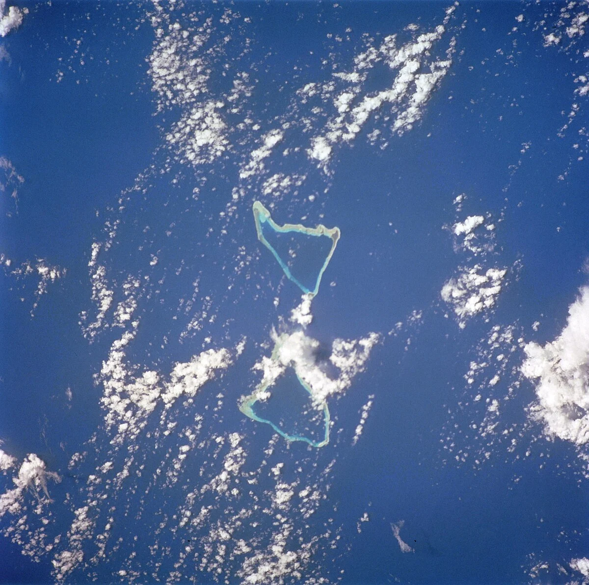 Toke-Atoll (unten), oben Utirik