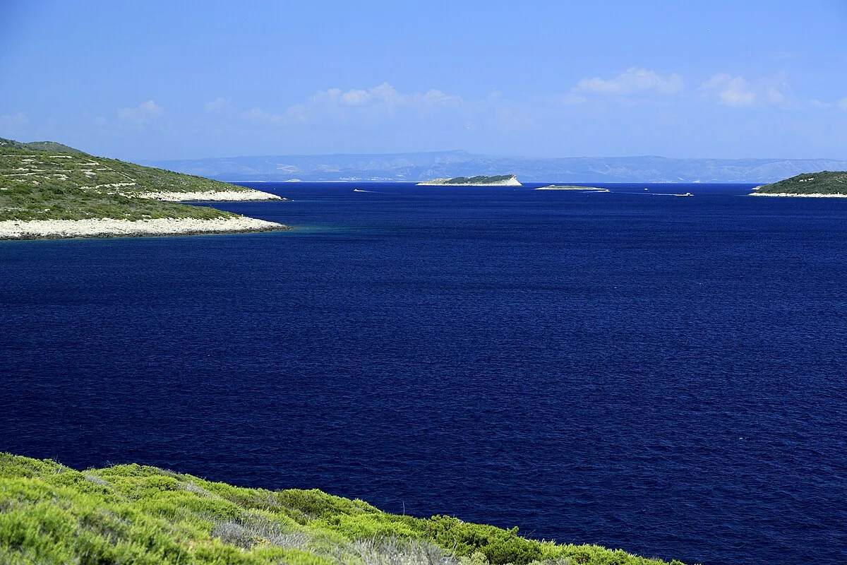 Die größeren Inseln sind Veliki Budikovac (links) und Ravnik (rechts angeschnitten), die Landmasse im Hintergrund ist Korčula.