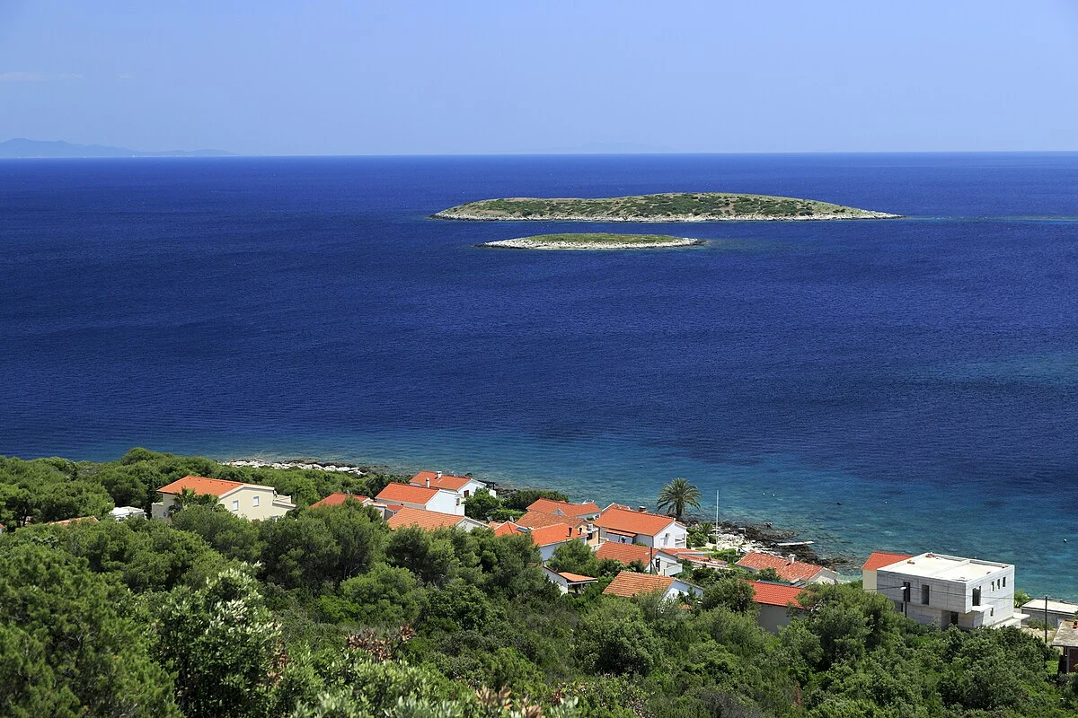 Die kleine Insel ist Mali Paržanj, der großen haben die Kartografen offenbar keinen Namen spendiert.
