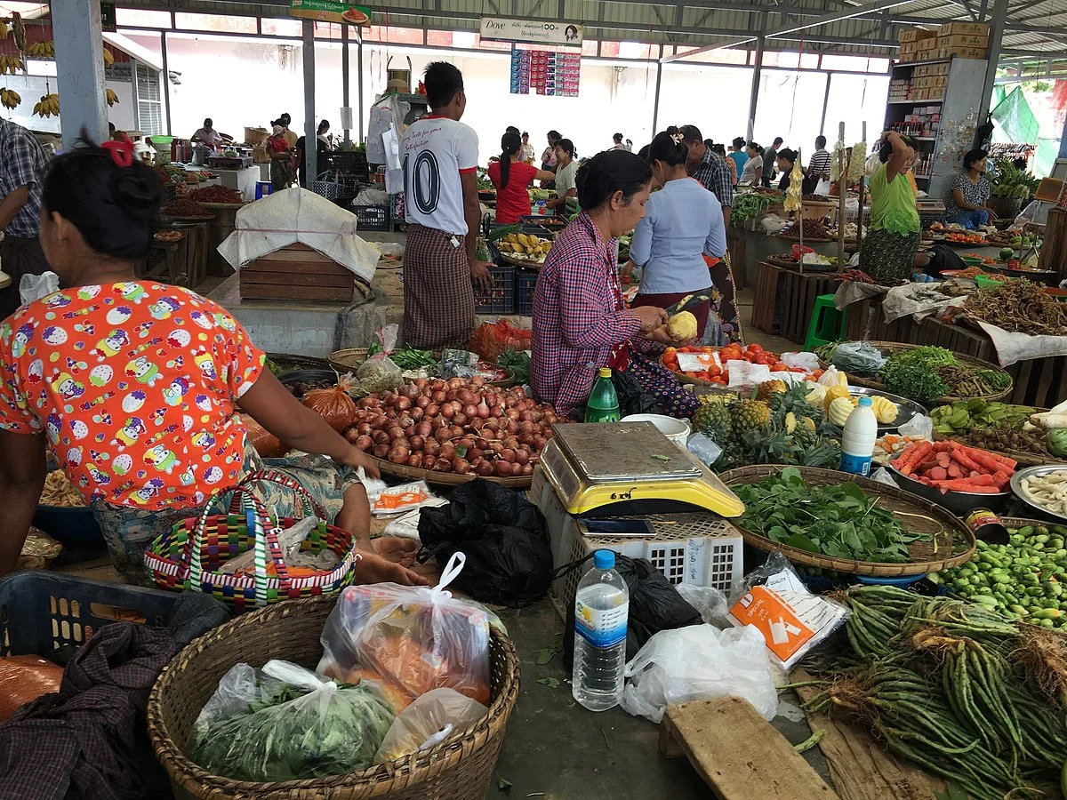 Stand auf einem kleinen Markt in Myanmar