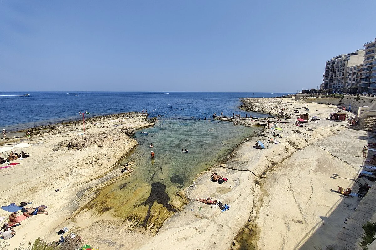 Fond Ghadir Beach, gesehen von der Promenade in Sliema