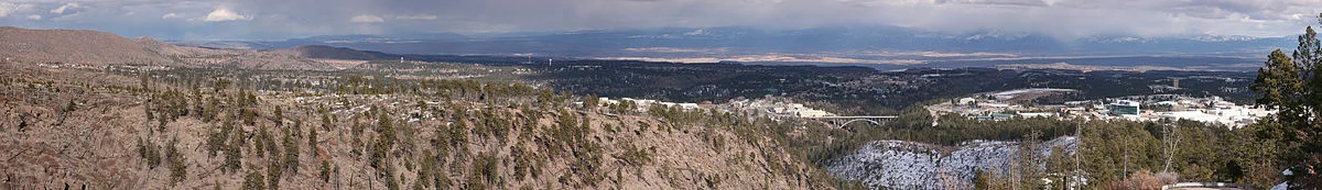 Blick auf Los Alamos im Bundesstaat New Mexico in den USA.