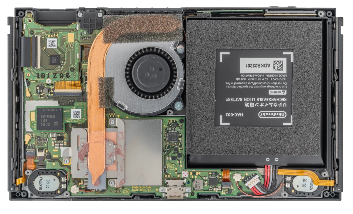 Innenleben der Nintendo Switch mit seiner Hardware und die Verteilung der Komponenten.