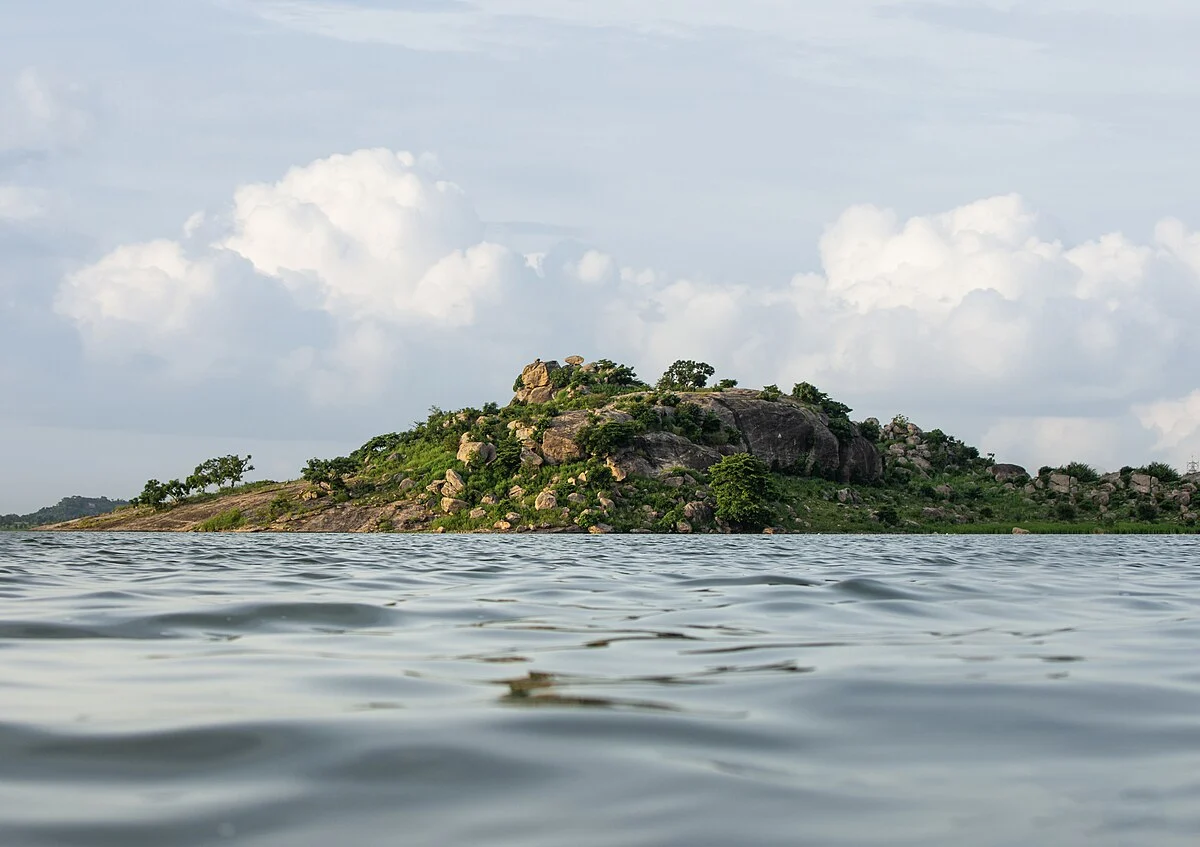 Felseninsel am Gubi-Staudamm bei Bauchi