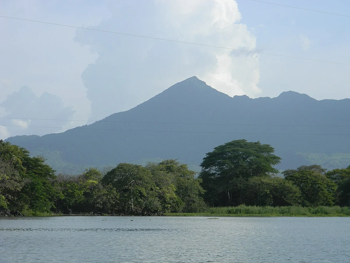 Der Vulkan Mombacho, gesehen vom Nicaraguasee