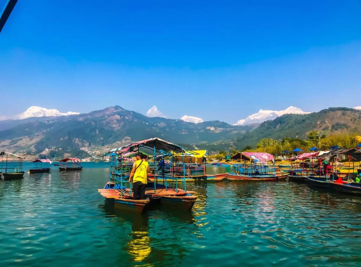 Berge, Hügel und Boot in Nepal