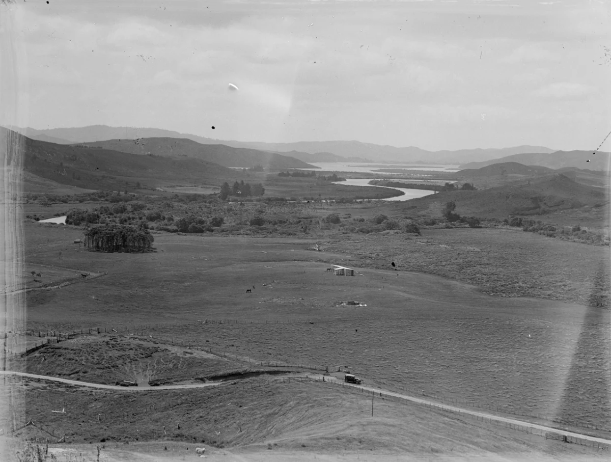 Landschaft mit Straße und Gewässer