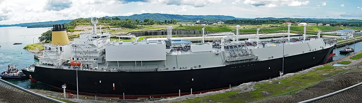 Containerschiff in der Agua-Clara-Schleuse des Panamakanals