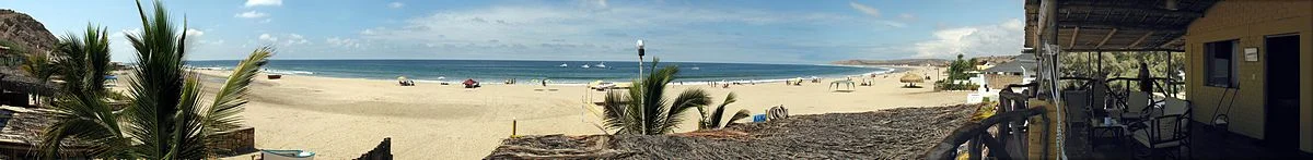 Panoramaansicht des Pazifikstrands in Punta Sal, Tumbes, Peru, gesehen vom Hostal Hua Punta Sal.
