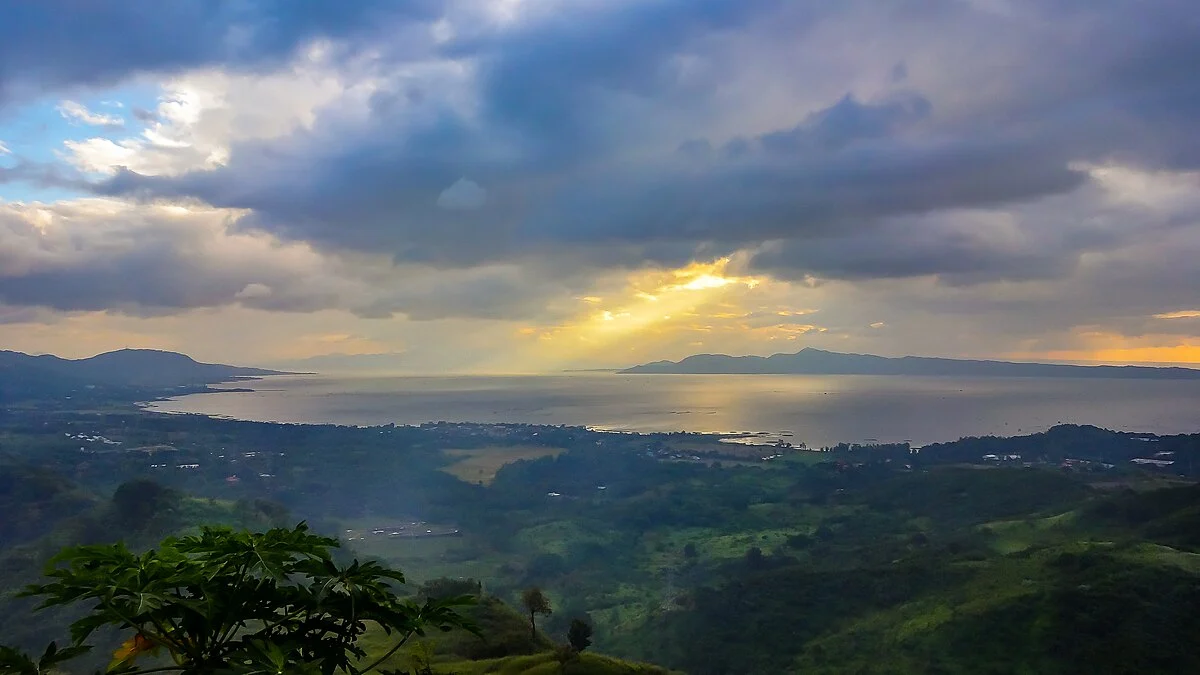 Blick auf den Laguna-See von der Manila East Road bei Pililla