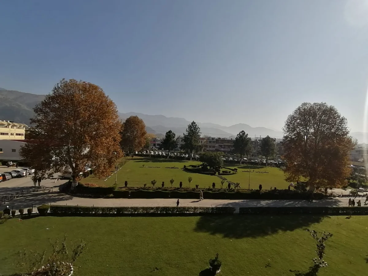 Der Ayub Medical Garden in Abbottabad im Herbst