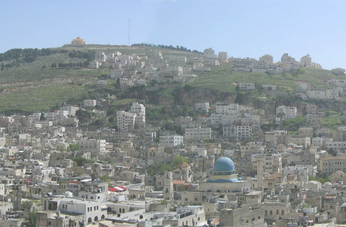 Die Altstadt von Nablus mit dem Berg Garizim