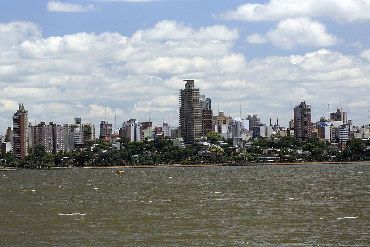 Von der Avenida costanera Pacu Cuá in Encarnación über den Paraná, der Wasserstand stieg hier mit der Inbetriebnahme des Kraftwerkes…