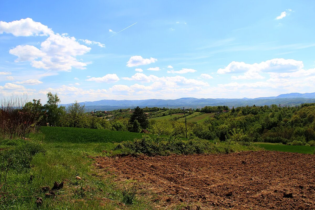 Dorf bei Valjevo mit den Valjevo-Bergen