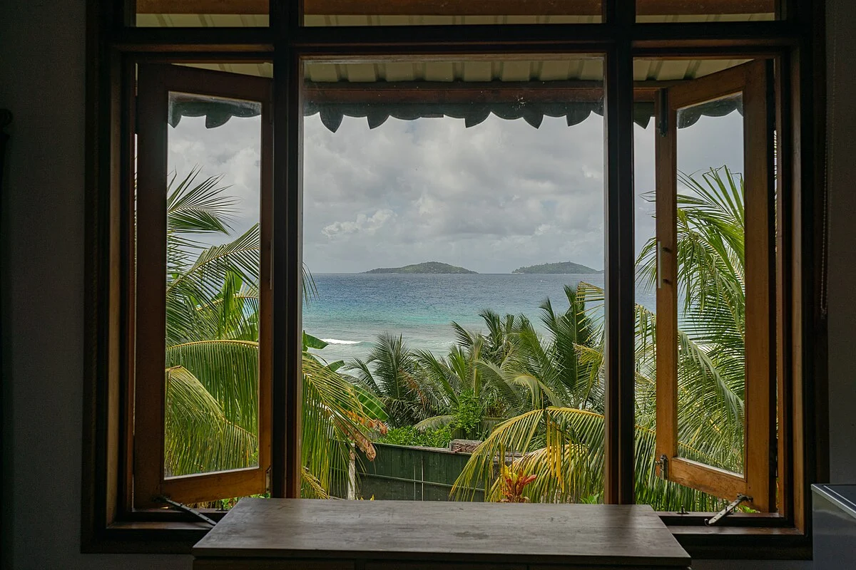 Blick von einem Hotel auf La Digue