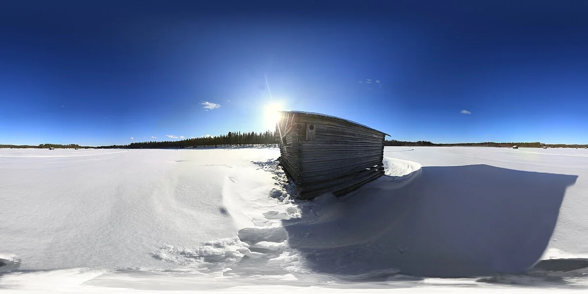 360° Panorama von einer der Hütten auf den Überschwemmungswiesen von Svansele im Winter.