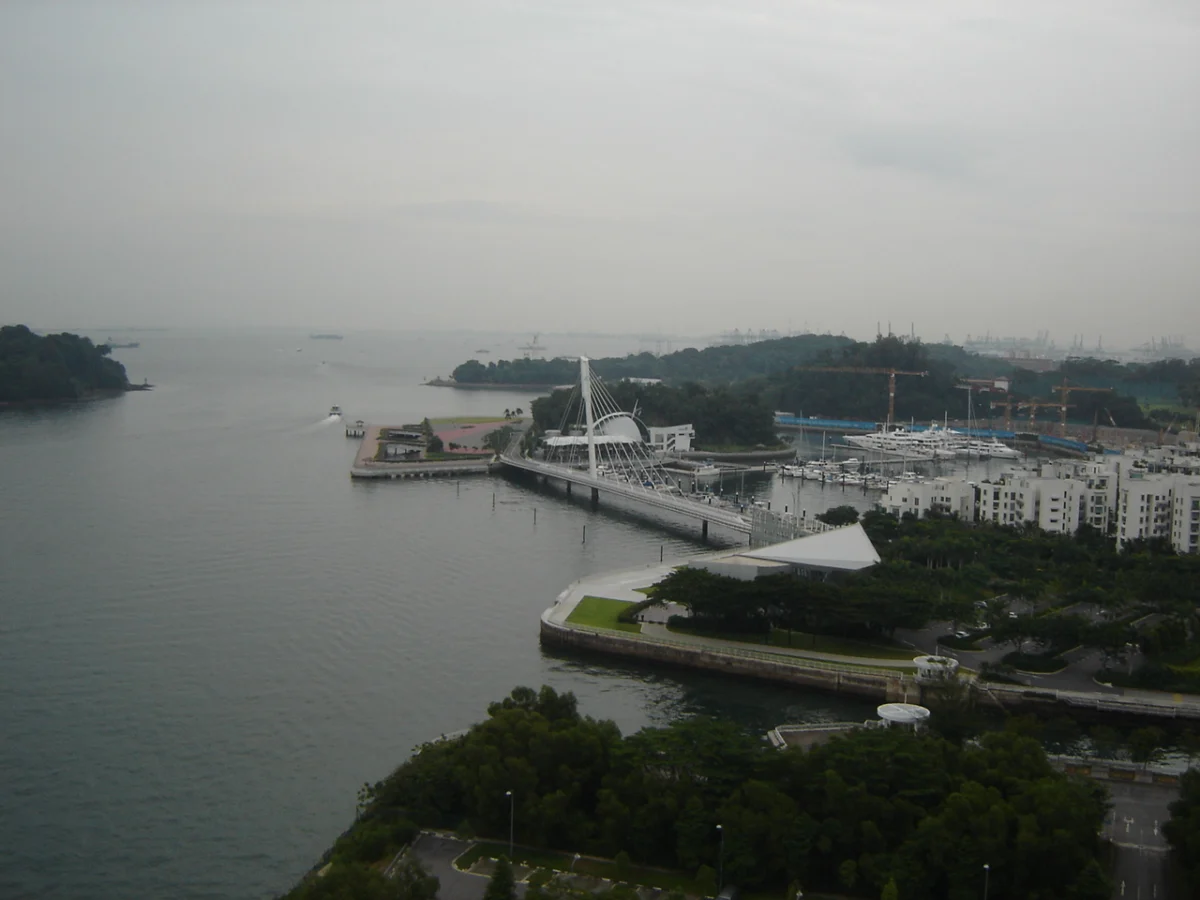 Blick aufs Meer von einem Hochhaus in Singapur