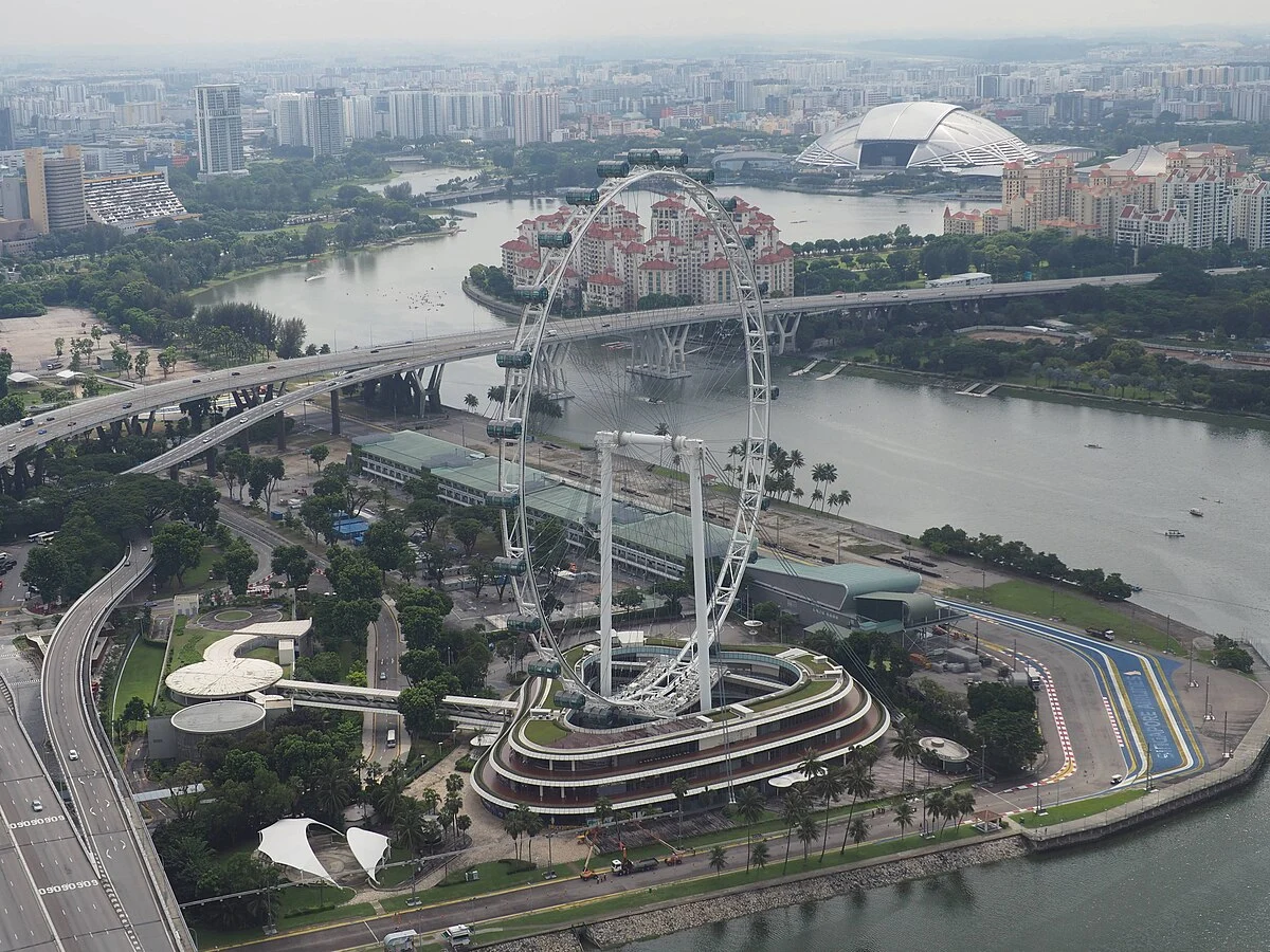 Das Riesenrad Singapore Flyer, gesehen vom Marina Bay Sands
