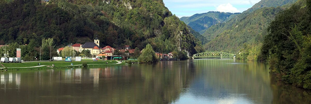 Radeče mit der Peterskirche und der Eisenbrücke