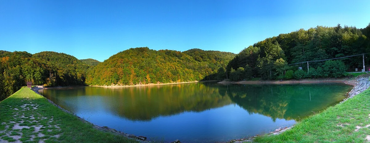 Unterer Hodrusa Teich in herbst, Panorama