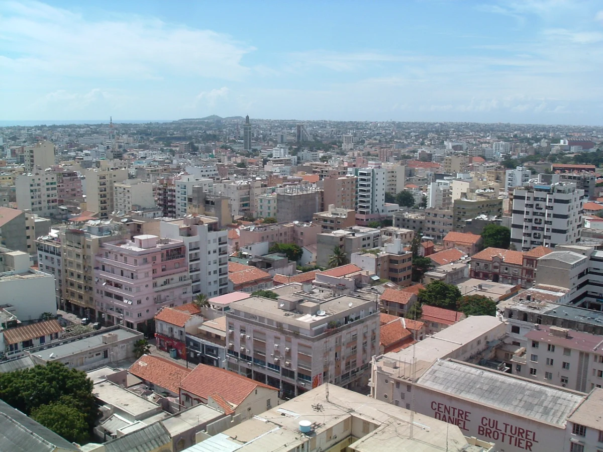 Blick von einem Hotelhochhaus am Place de l'Indépendance im Stadtbezirk Dakar Plateau nach Nordwesten über die Skyline von Dakar, Senegal