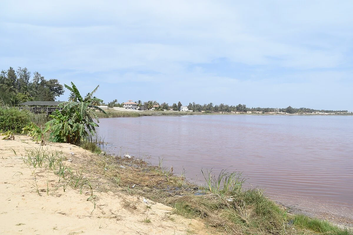 Retba See vom Strand aus gesehen