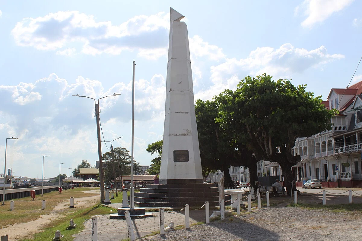 Denkmal an der Waterkant in Paramaribo