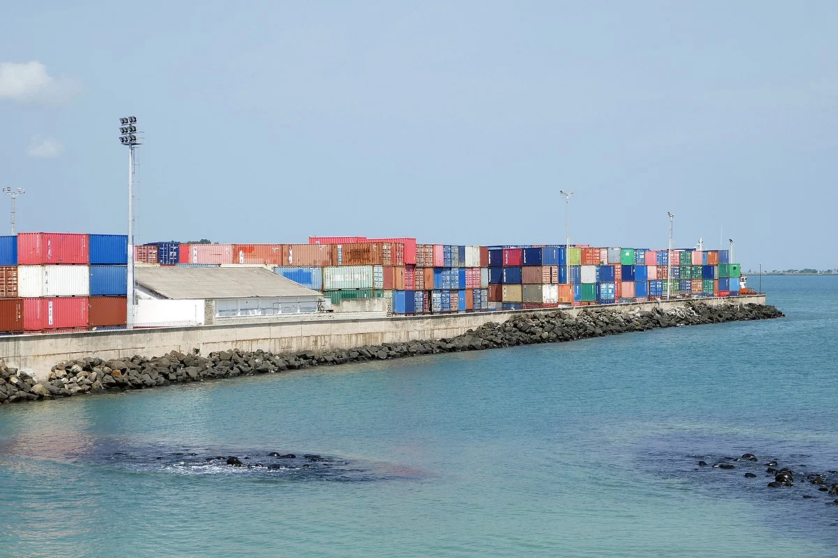 Container im Hafen von São Tomé