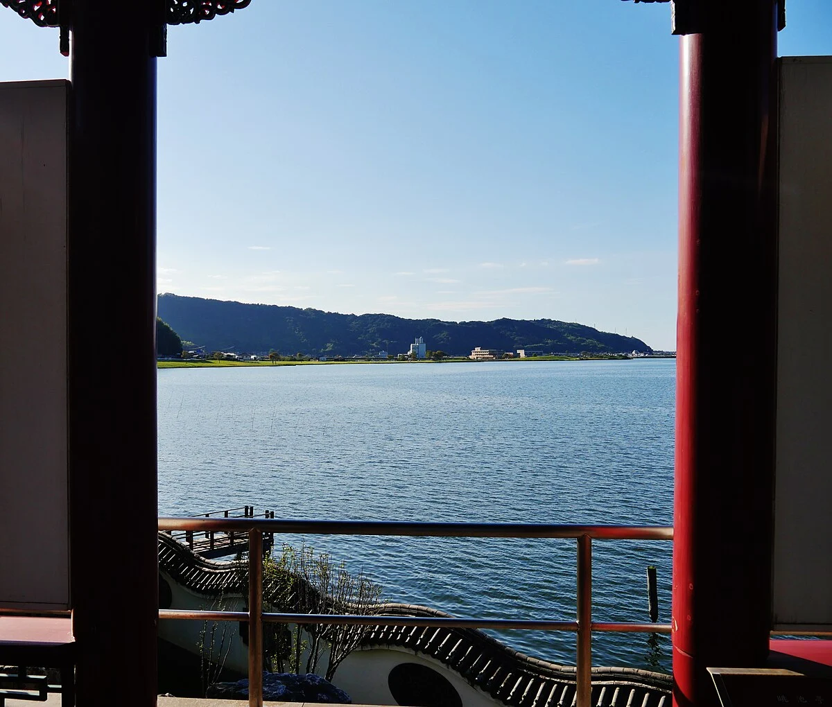 Blick vom Encho-en/Hebei-Garten auf den Togo-See, Yurihama, Präfektur Tottori, Region Chugoku, Japan