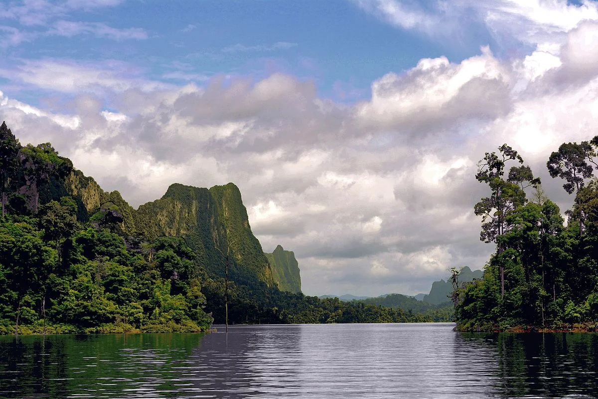 Der Ratchaprapha-Stausee im Nationalpark Khao Sok