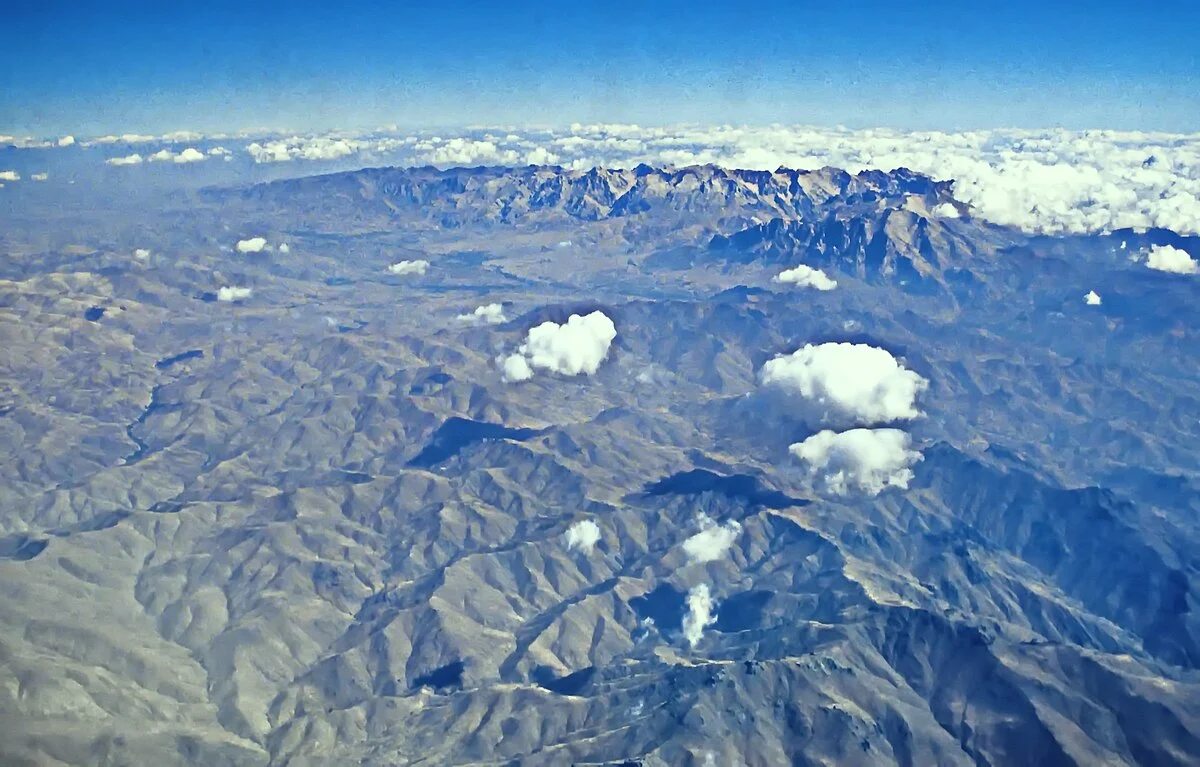 Senke des Tekir-Grabens im Taurus-Gebirge zwischen Bolkar Dağları und Aladağları Flugaufnahme Ende September 2011).