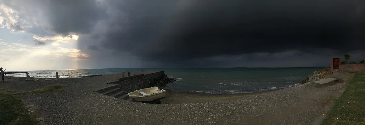 Dunkle Wolken an einem sonnigen Tag